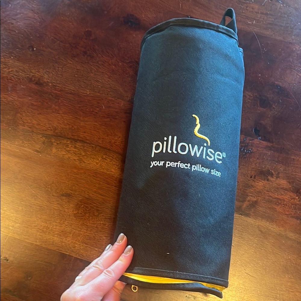 Pillowise travel neck pillow - size “blue” NWOT